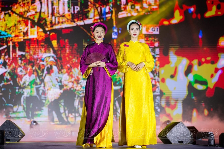 Hanoi’s past and present beauty through ao dai collection
