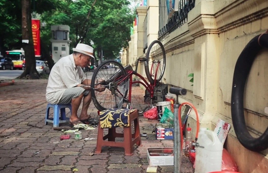 In urban areas, it is necessary to equip the elderly with digital transformation skills, integration and adaptation skills if they are still able to work and have a need to work. (Photo: Quang Hung)