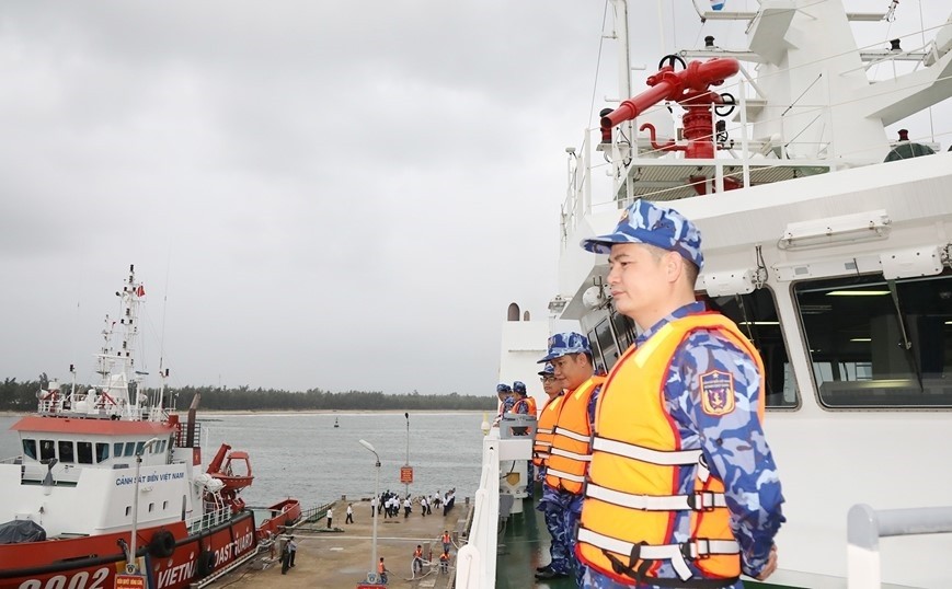 Ship CSB 8002 and the delegation start the mission. (Photo: qdnd)