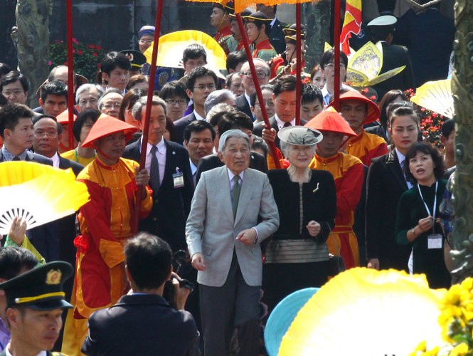 Nhân chuyến công du Việt Nam năm 2017, Nhật hoàng Akihito và Hoàng hậu Michiko đã tới thăm cung đình Huế và có lần thứ hai thưởng thức Nhã nhạc. (Nguồn: Báo Tuổi trẻ)