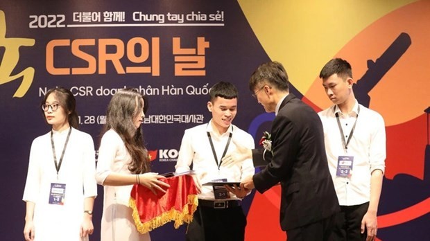 Korean firms present scholarships to Vietnamese students in Hanoi