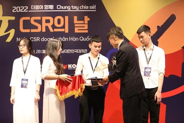 Korean firms present scholarships to Vietnamese students Korean firms present scholarships to Vietnamese students