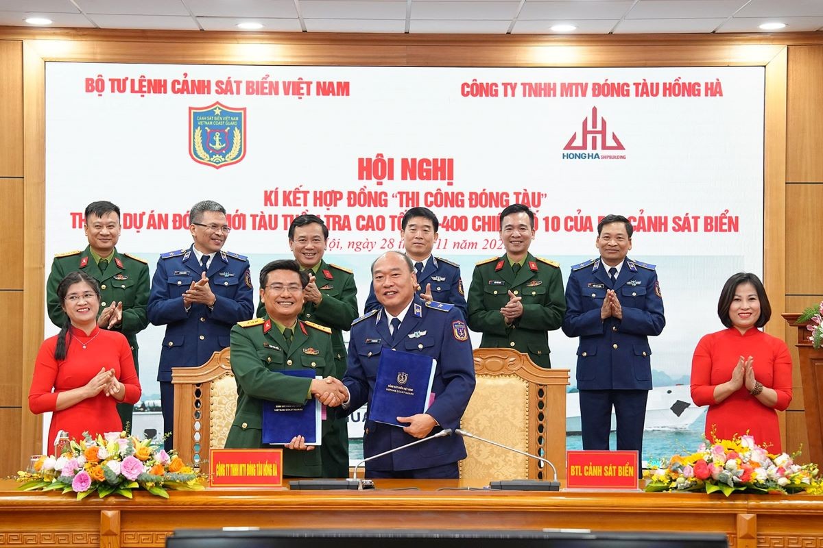 At the event of signing and exchanging the Contract Minutes for building a new high-speed patrol boat TT-400 number 10. (Nguồn: qdnd)