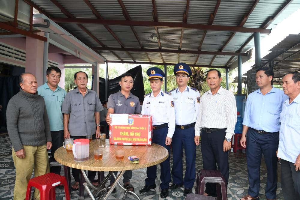 Representatives of the Coast Guard Region 2 Command visited and encouraged the families of the fishermen in distress. (Photo: canhsatbien)