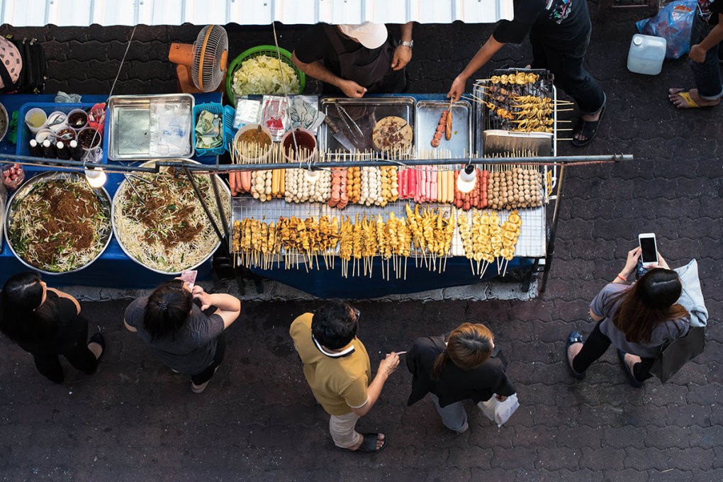 Một quầy hàng rong bán đồ ăn nhanh tại Thái Lan. (Nguồn: Agoda)