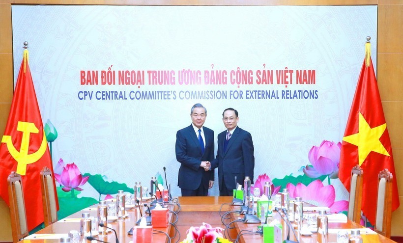 Party official Le Hoai Trung welcomes Chinese Foreign Minister Wang Yi in Hanoi