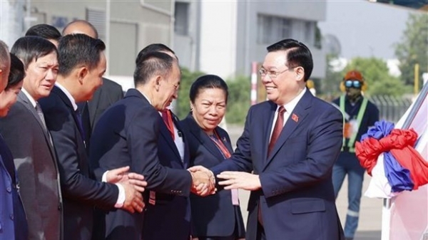 NA Chairman Vuong Dinh Hue arrives in Vientiane, beginning working trip in Laos
