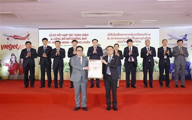 NA Chairman Vuong Dinh Hue witnesses signing of cooperation agreement between Vietjet Air, Lao Airlines