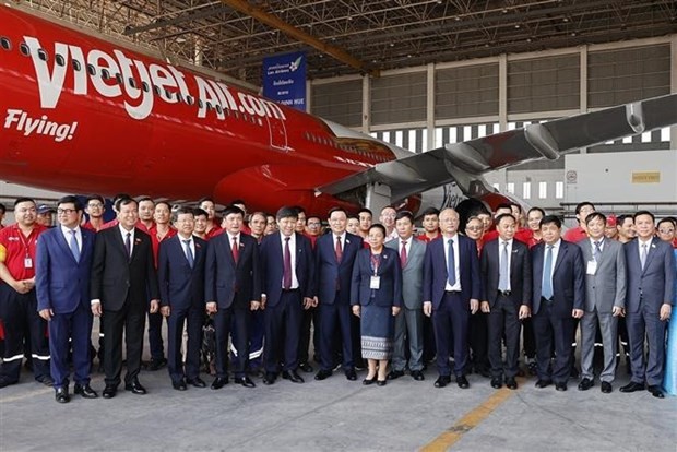 NA Chairman Vuong Dinh Hue witnesses signing of cooperation agreement between Vietjet Air, Lao Airlines
