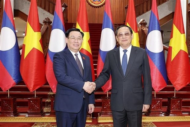 NA Chairman Vuong Dinh Hue meets with Lao PM Sonexay Siphandone in Vientiane