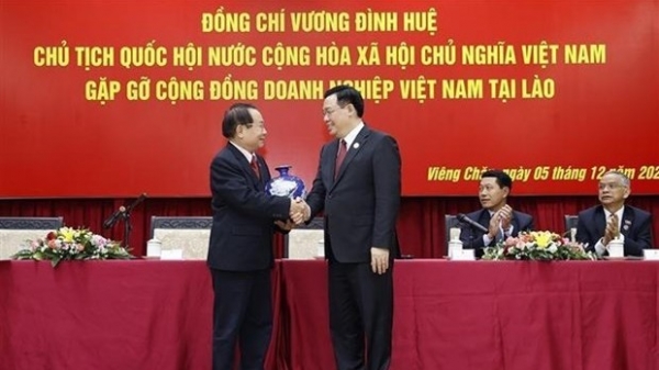 NA Chairman Vuong Dinh Hue meets with Vietnamese business community in Laos