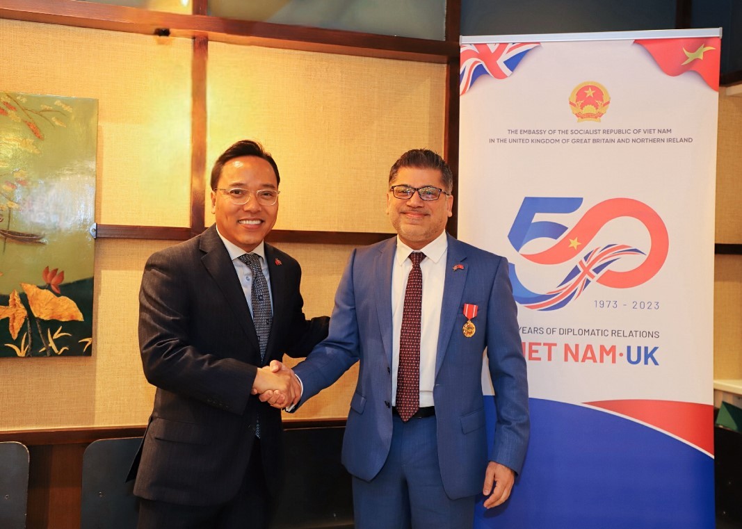 Đại sứ Việt Nam tại Vương quốc Anh Nguyễn Hoàng Long trao tặng Huy chương Hữu nghị cho ông Nitin Kapoor – Chủ tịch kiêm Tổng giám đốc AstraZeneca Việt Nam