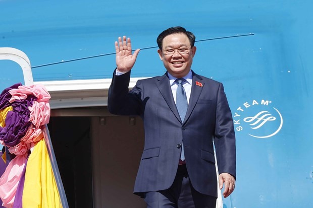 NA Chairman Vuong Dinh Hue arrives in Bangkok, beginning official visit to Thailand