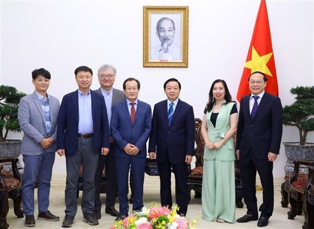 Deputy PM Tran Hong Ha receives General Director of Russian oil and gas company