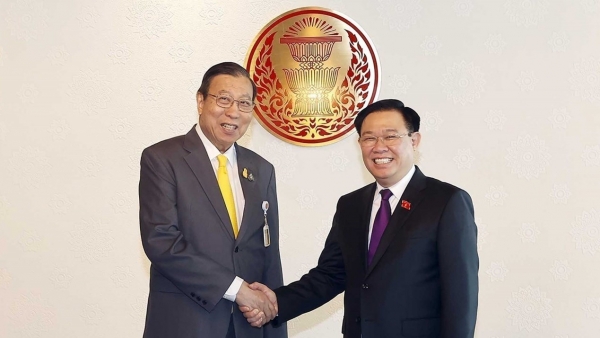 NA Chairman Vuong Dinh Hue meets Thai Senate President Pornpetch Wichitcholchai