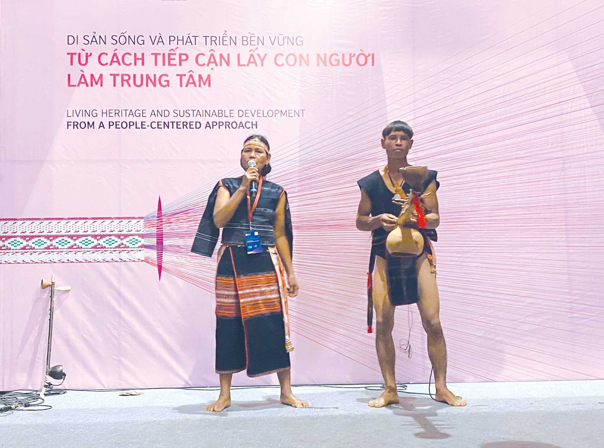Nghệ nhân Đinh Thị Mênh và nghệ nhân Đinh Văn Minh thể hiện bài hát “Khai thác mường rẫy”.