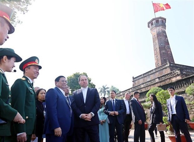 Vietnamese, Belarusian Prime Ministers visit iconic Hanoi Flag Tower and enjoy coffee
