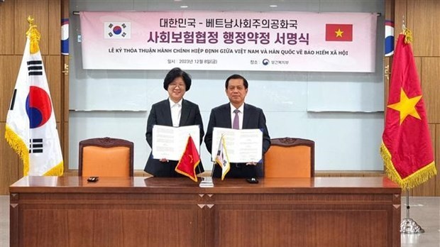 Vietnam, RoK Deputy Ministers sign deal to implement bilateral agreement on social insurance