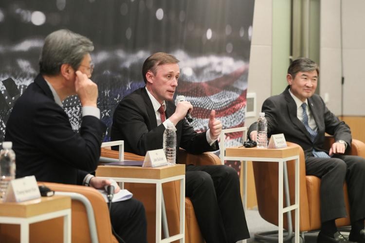 U.S. National Security Advisor Jake Sullivan, center, speaks during a forum to elevate tech partnerships between Korea and the U.S. at the headquarters of the Federation of Korean Industries (FKI) in Seoul, Friday. From left are FKI Vice Chairman Kim Chang-beom, Jake Sullivan and Korea's National Security Advisor Cho Tae-yong. Courtesy of FKI