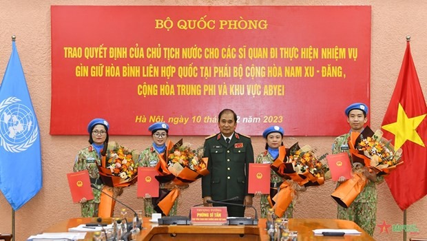 Deputy Chief of the General Staff of the Vietnam People's Army Sen. Lieut. Gen Phung Si Tan hands over the State President's decisions to four peace keepers. (Photo: qdnd.vn)