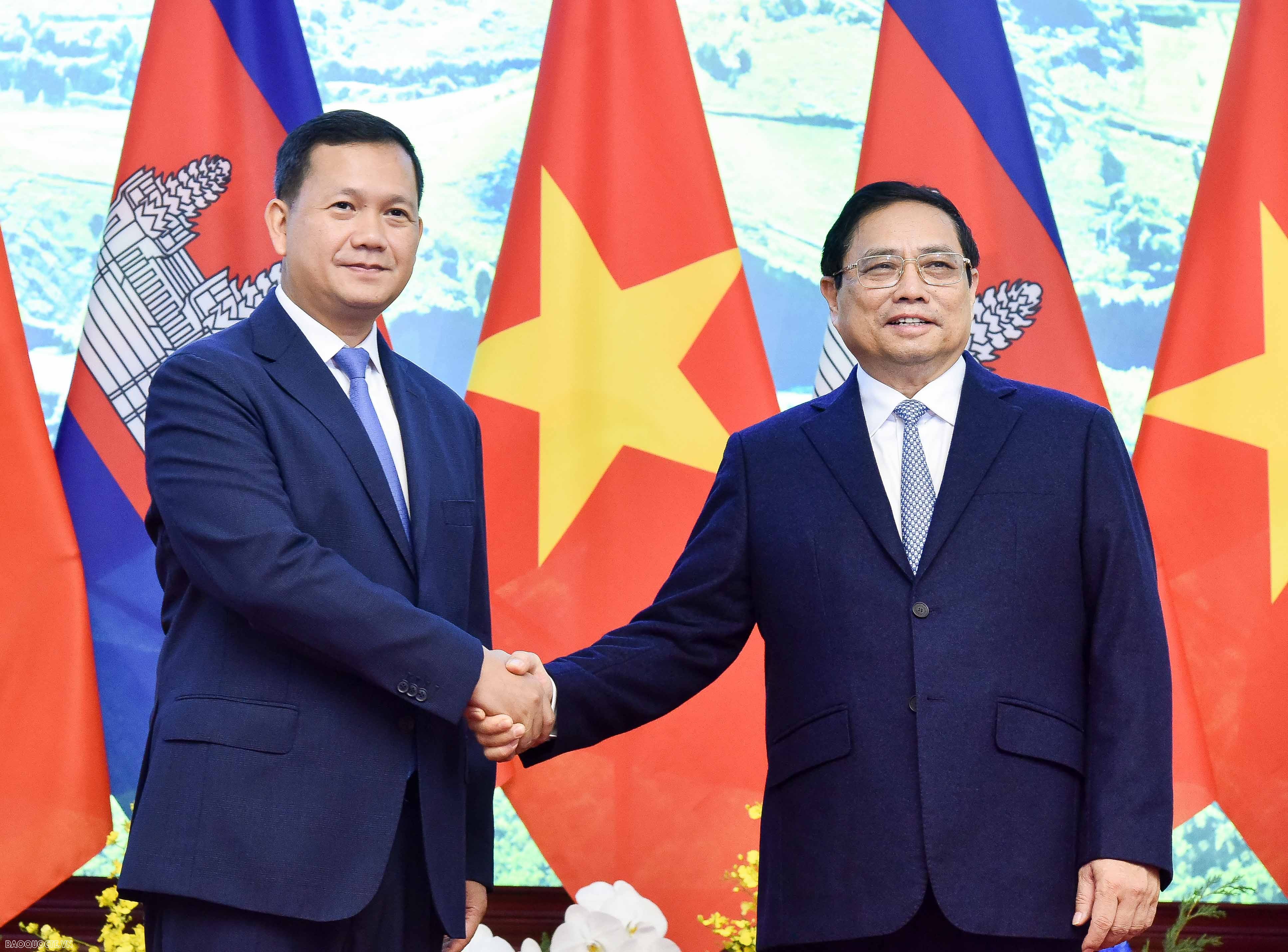 Vietnamese, Cambodian Prime Ministers hold talks in Hanoi