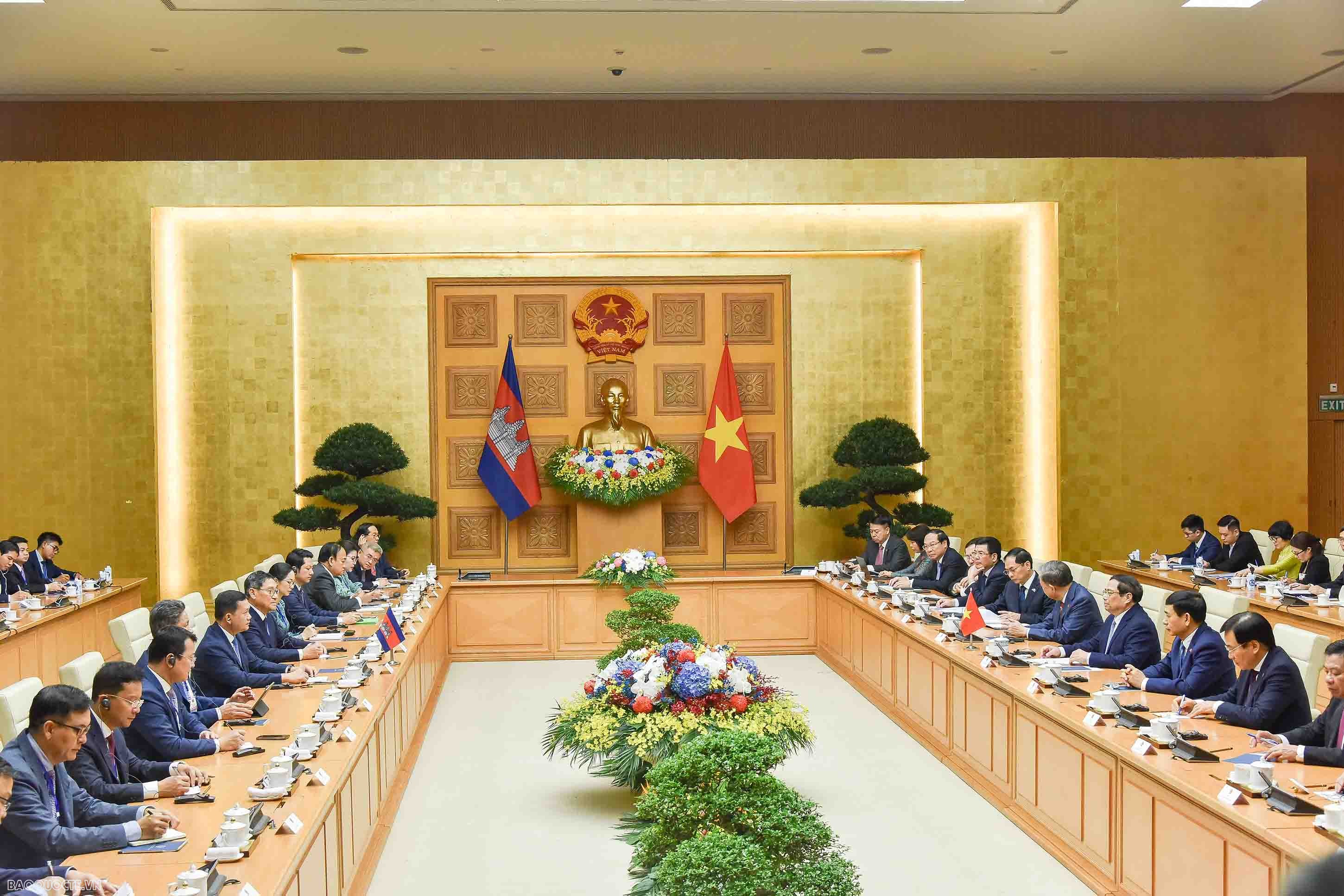 Vietnamese, Cambodian Prime Ministers hold talks in Hanoi