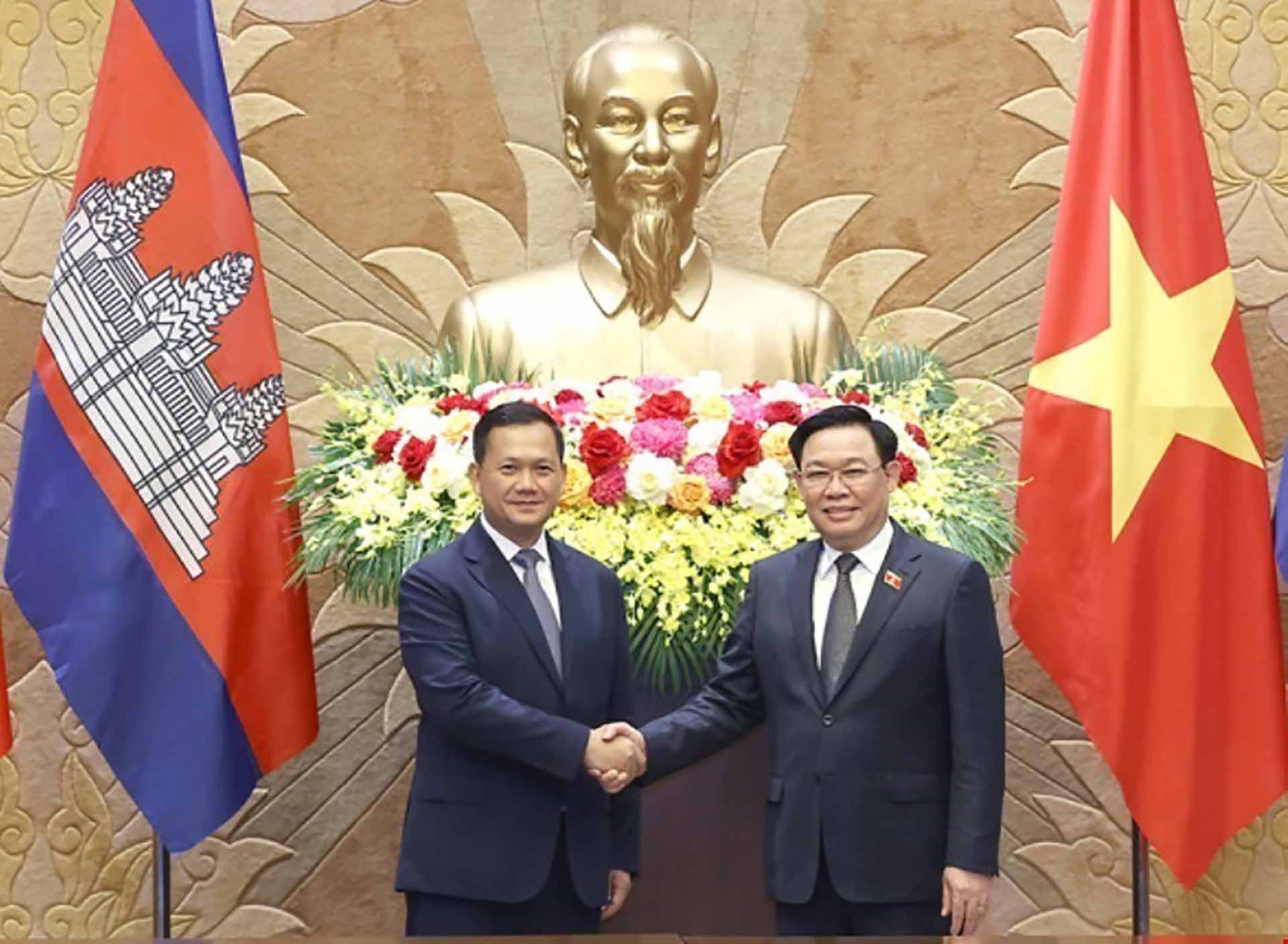 Chủ tịch Quốc hội Vương Đình Huệ hội kiến Thủ tướng Campuchia Samdech Hun Manet. (Nguồn: TTXVN)