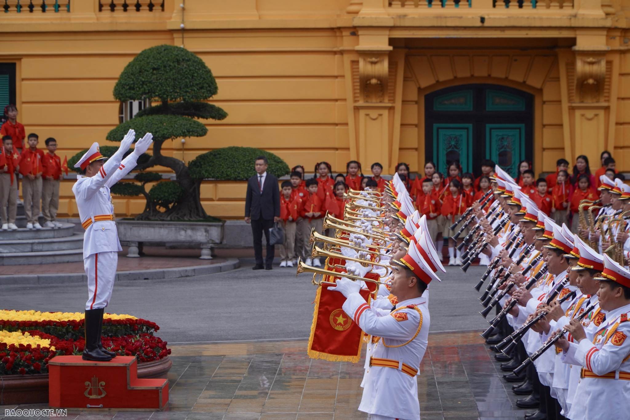 21-cannon salute to welcome General Secretary, President of China Xi Jinping in Hanoi