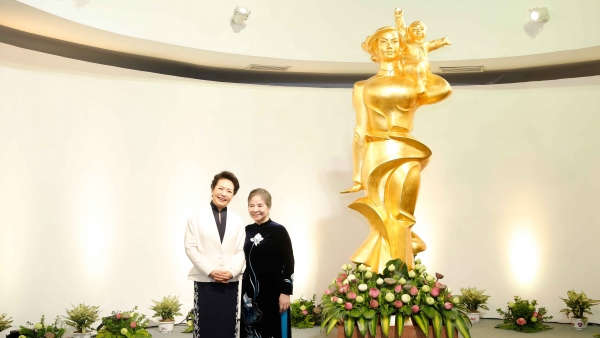 Spouses of Vietnamese, Chinese Party leaders visit Vietnamese Women's Museum in Hanoi