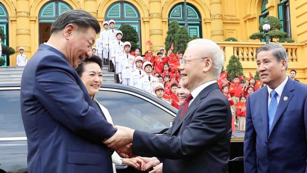 General Secretary Nguyen Phu Trong, Chinese Party leader Xi Jinping hold talks in Hanoi