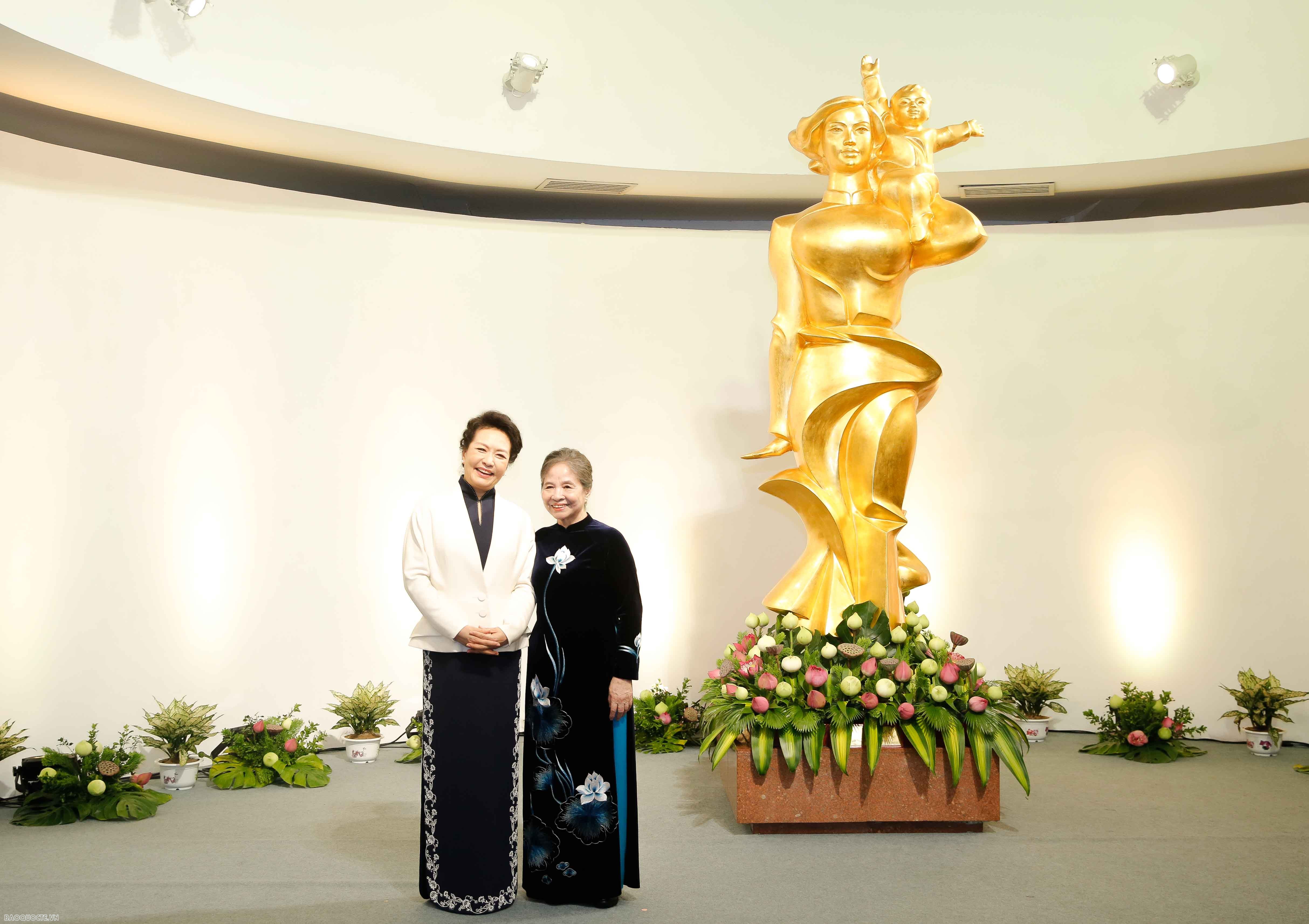 Hai Phu nhân Tổng Bí thư Việt Nam và Trung Quốc thăm Bảo tàng Phụ nữ Việt Nam
