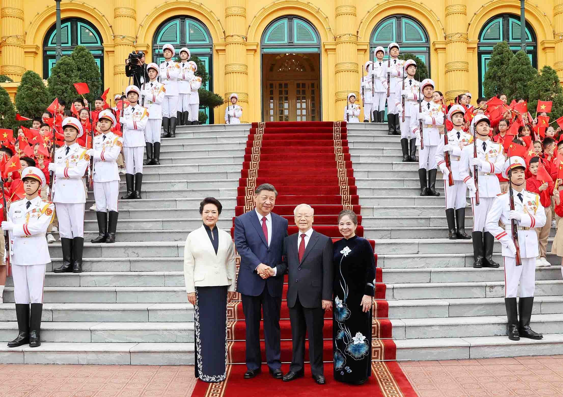 General Secretary Nguyen Phu Trong, Chinese Party leader Xi Jinping hold talks in Hanoi