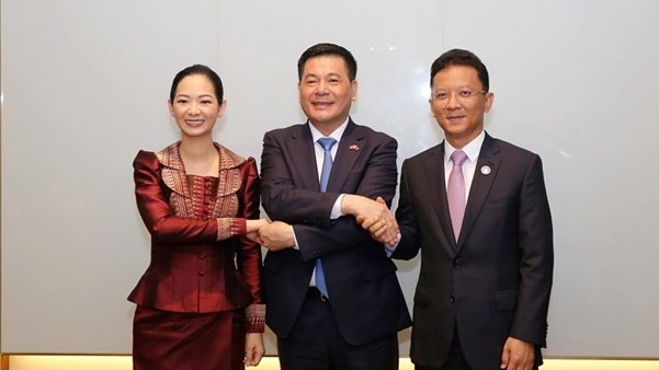 Vietnam, Cambodia Ministers promote cooperation in industry and trade