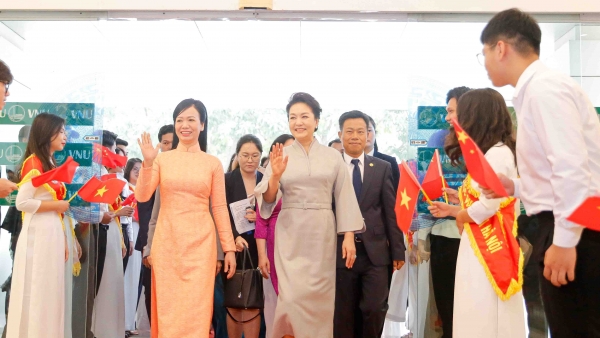 Spouses of Vietnamese President, Chinese leaders visit Vietnam National University in Hanoi