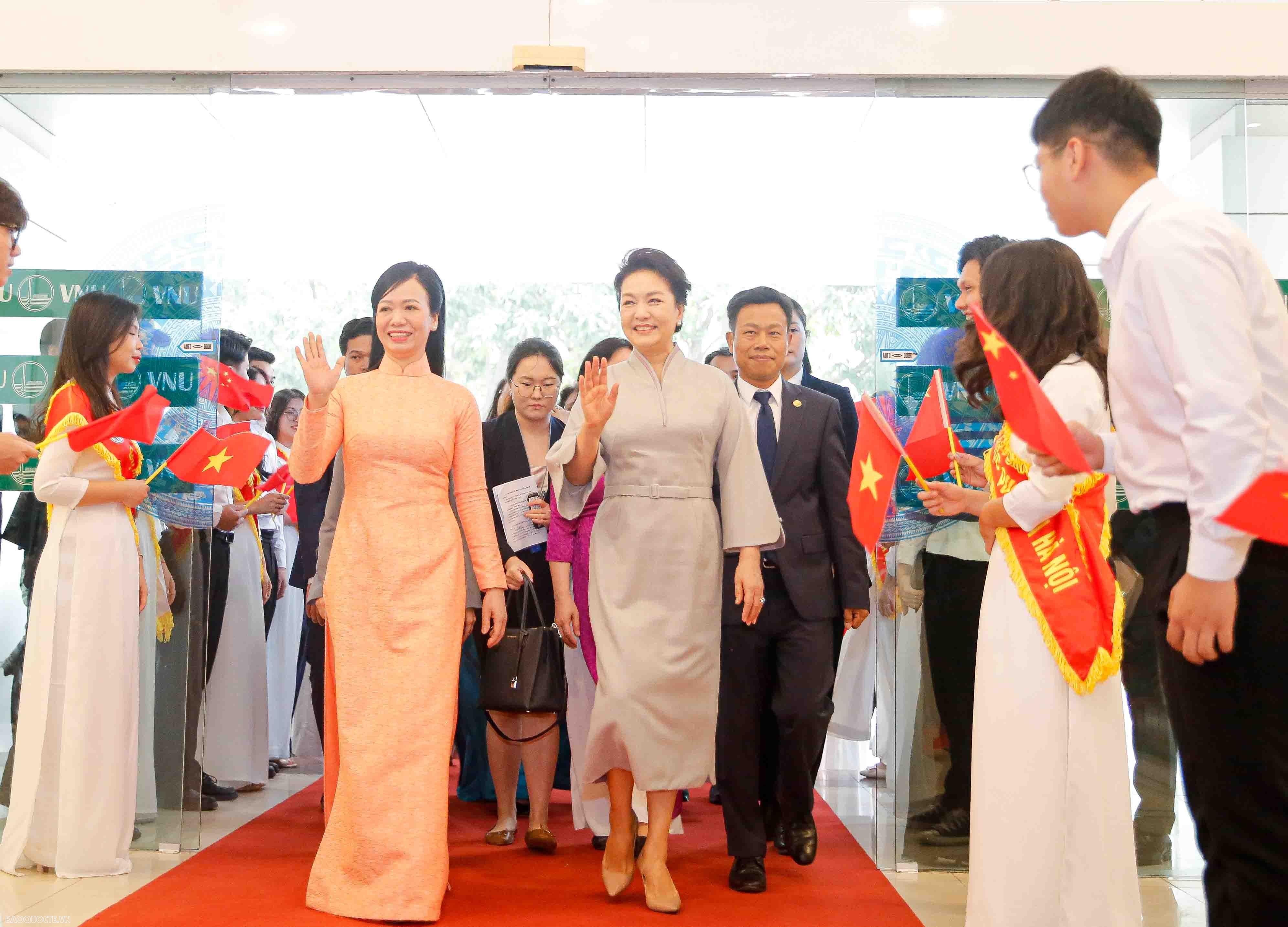 Spouses of Vietnamese President, Chinese leaders visit Vietnam National University in Hanoi