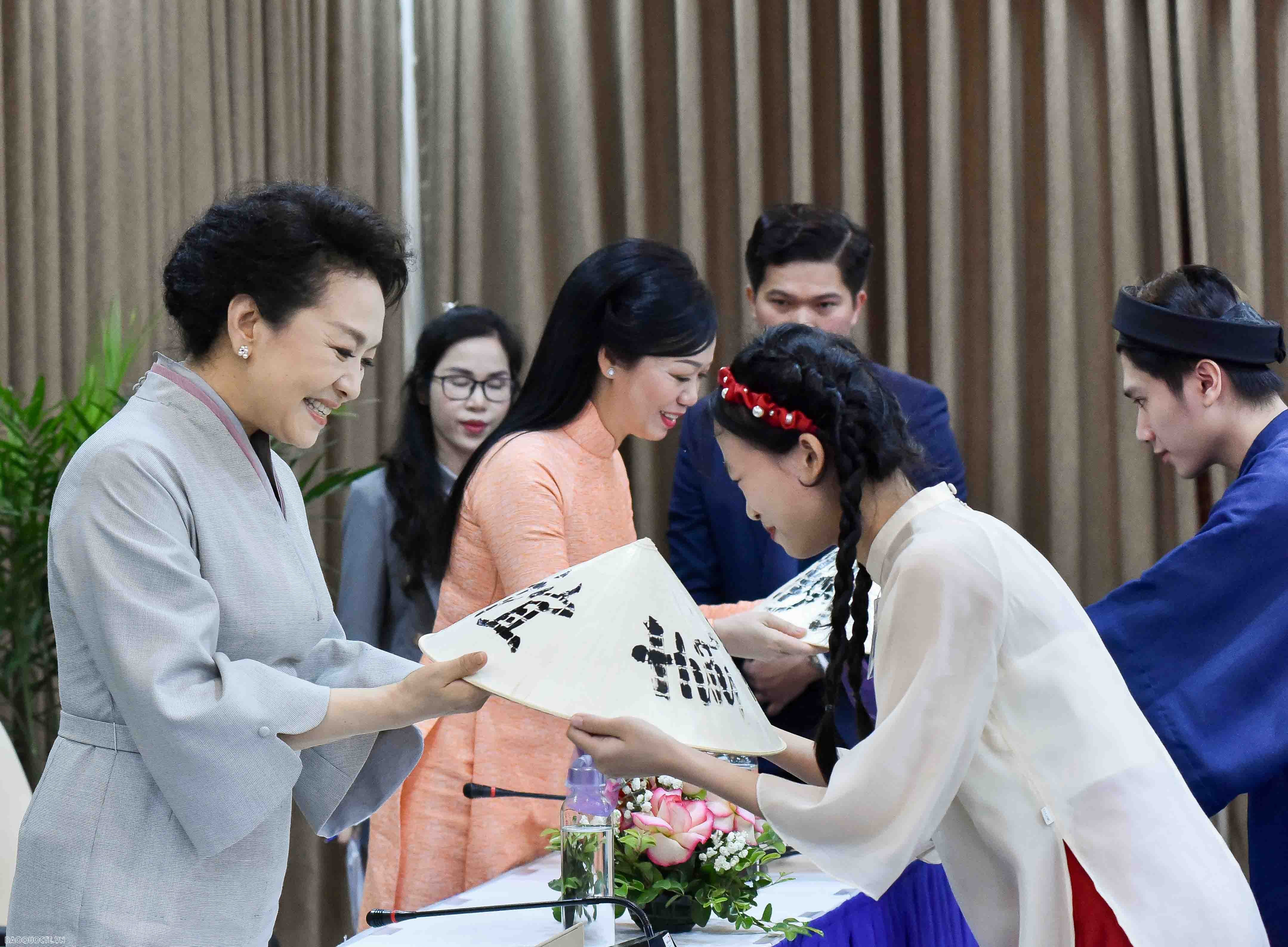 Spouses of Vietnamese President, Chinese leaders visit Hanoi University