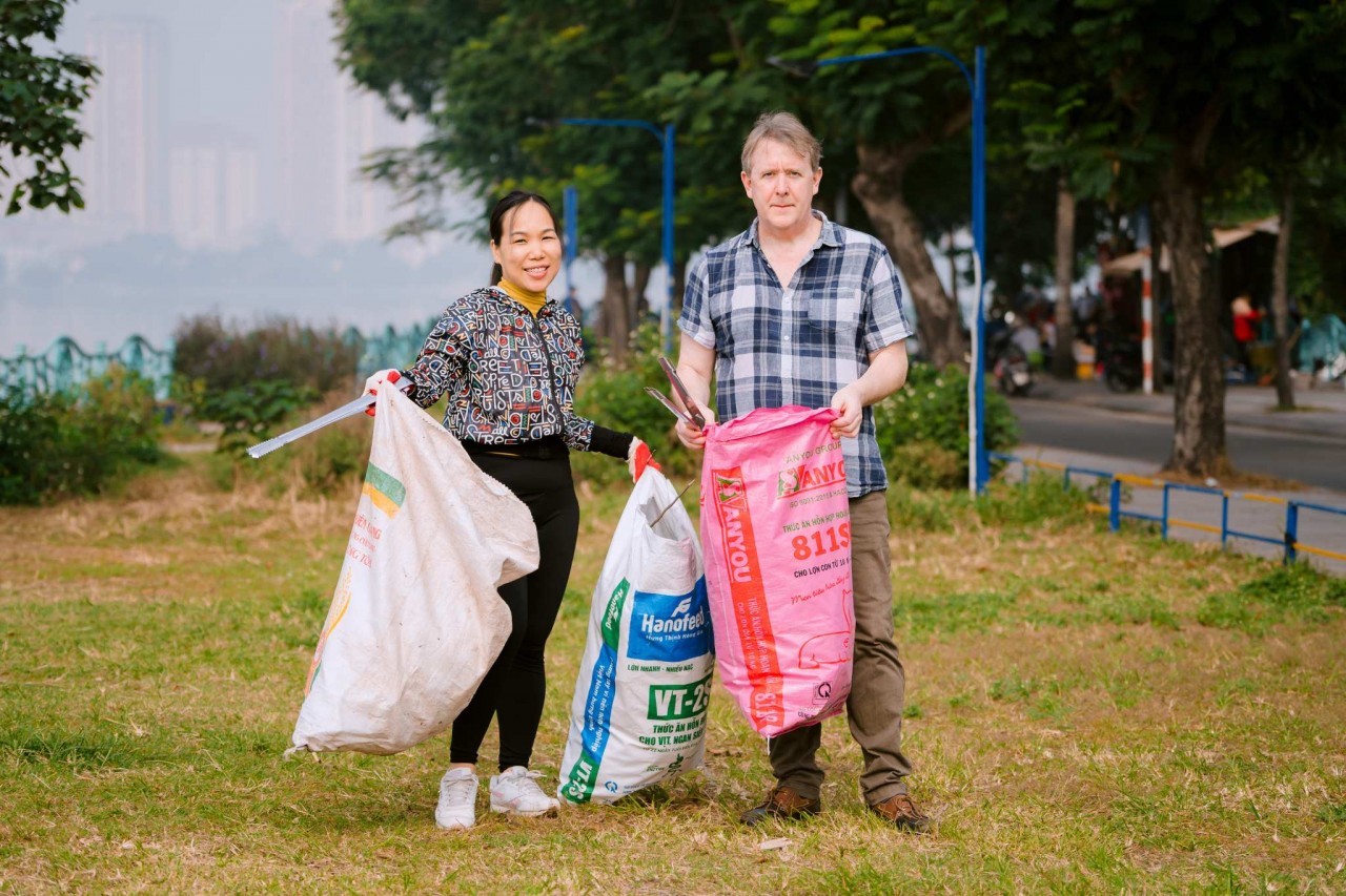 Các cựu sinh và nhân viên Đại sứ quán tham gia hoạt động thu gom rác thải tại khu vực hồ Tây.