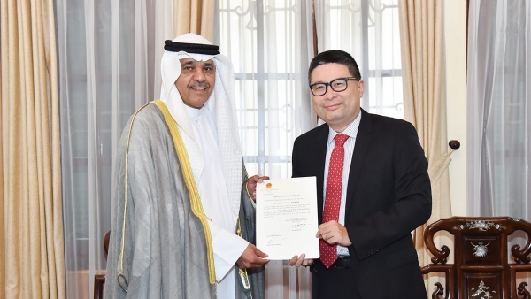 Cục trưởng Cục Lãnh sự trao Giấy chấp nhận Tổng lãnh sự Kuwait tại TP. Hồ Chí Minh