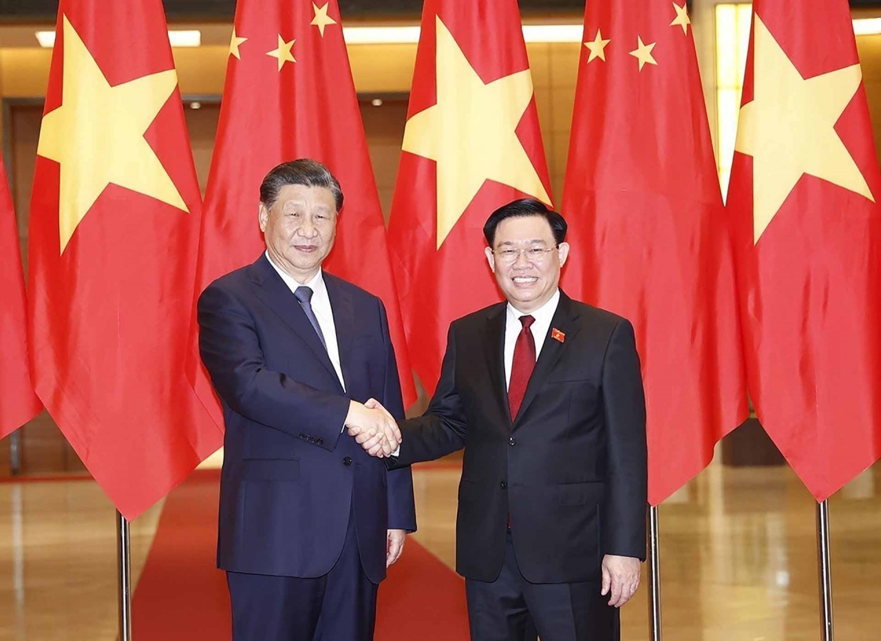 NA Chairman Vuong Dinh Hue meets Chinese General Secretary and President Xi Jinping