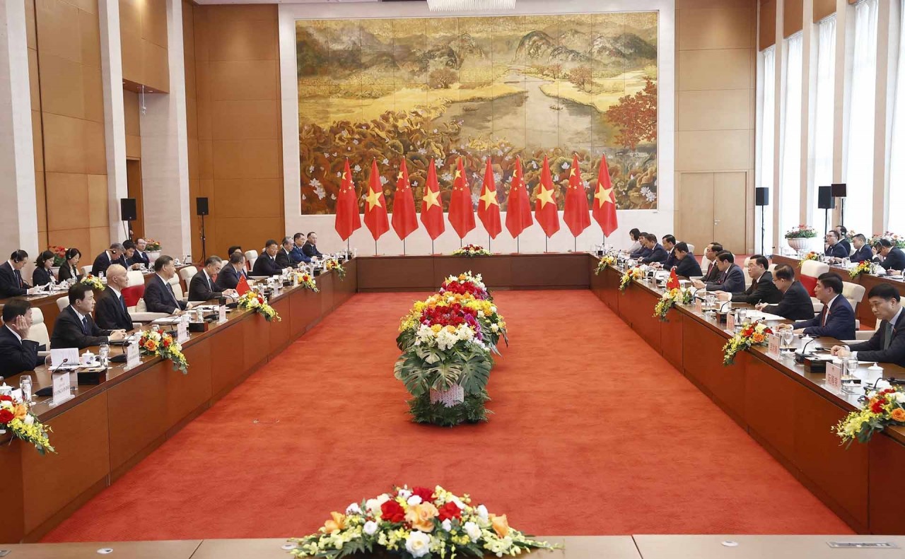 NA Chairman Vuong Dinh Hue meets Chinese General Secretary and President Xi Jinping