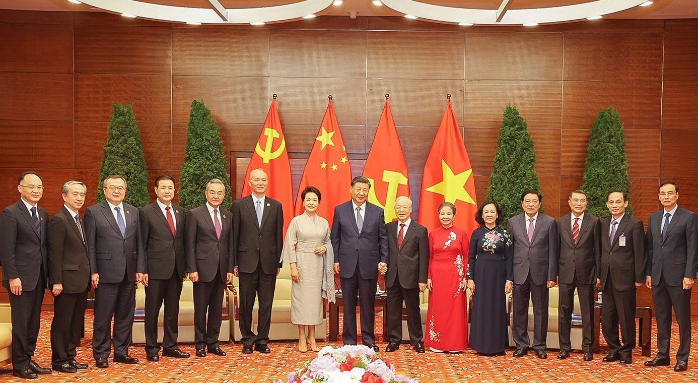 Vietnamese, Chinese leaders meet with intellectuals, young people in Hanoi