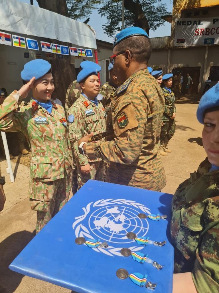 Đại úy Vũ Nhật Hương nhận Huy chương Vì sự nghiệp Gìn giữ hòa bình Liên hợp quốc, do Chỉ huy trưởng lực lượng quân sự tại Phái bộ Gìn giữ hòa bình Liên hợp quốc, Cộng hòa Trung Phi trao tặng tháng 12/2022. (Ảnh: NVCC)