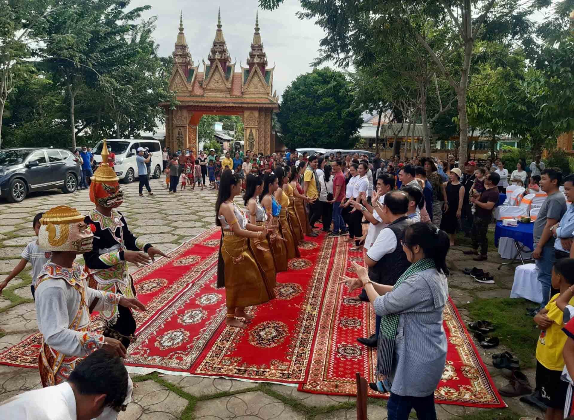 Tết Chôl Chnăm Thmây năm 2023, Câu lạc bộ văn hóa nghệ thuật Khmer ở xã Hòa Ân (huyện Cầu Kè, tỉnh Trà Vinh) giao lưu với du khách. (Ảnh: Phương Nghi)