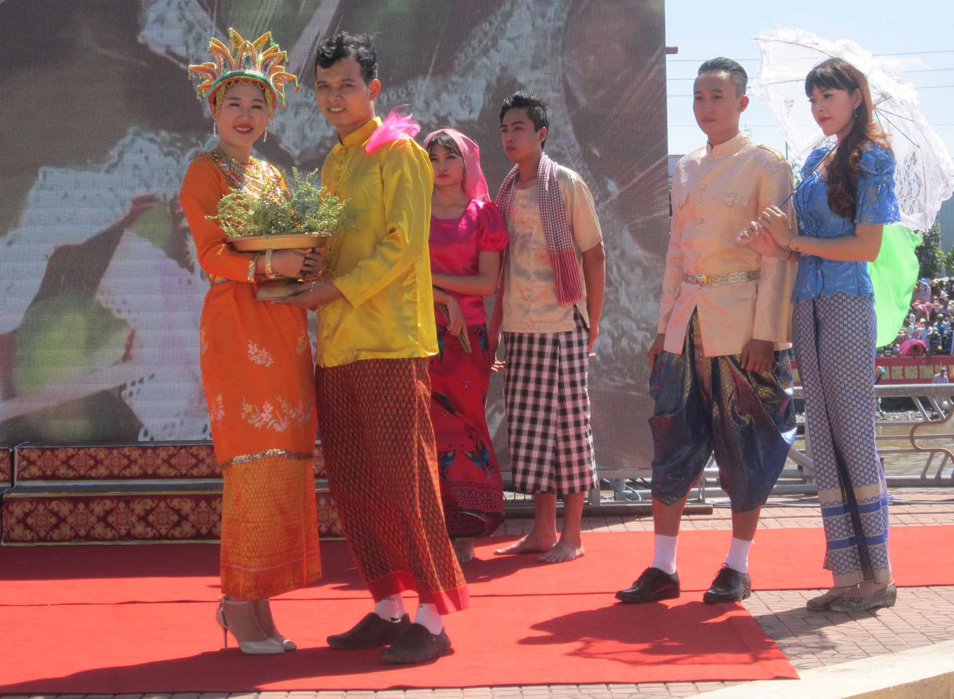 Mừng Lễ hội Ok Om Bok năm 2023, Trà Vinh tổ chức hội thi trình diễn trang phục dân tộc. (Ảnh: Phương Nghi)