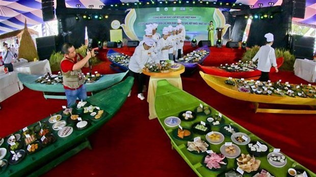 Record certificate given to biggest number of cakes from rice, sticky rice in Hau Giang province