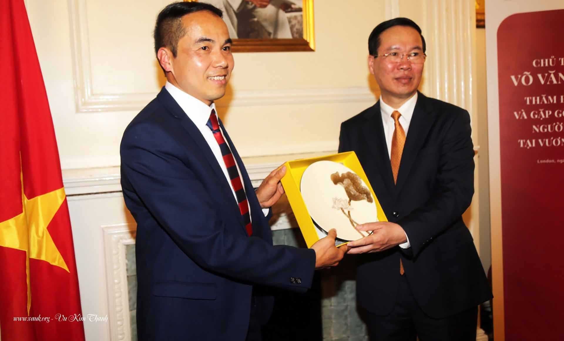 Chủ tịch nước Võ Văn Thưởng tặng quà lưu niệm cho GS.TS Nguyễn Xuân Huấn, Chủ tịch VIS  trong chuyến thăm London, ngày 5/5/2023. (Ảnh: NVCC)