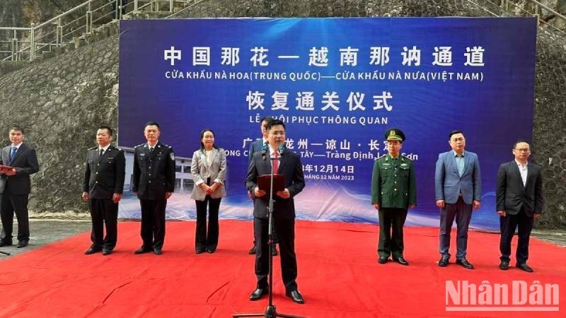 The ceremony marking the resumption of customs clearance at the Na Nua – Nahua border gate pair on December 14. (Photo: NDO)