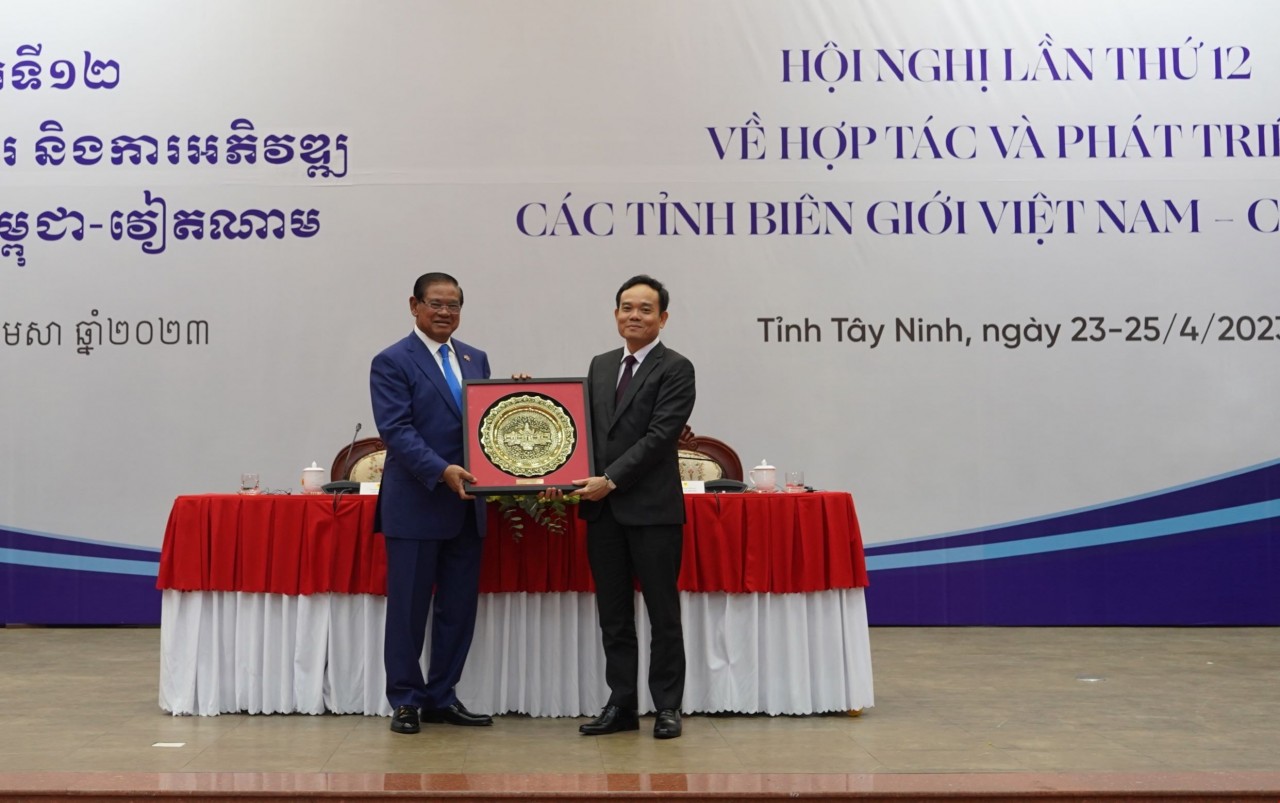 Phó Thủ tướng Trần Lưu Quang (phải) và Phó Thủ tướng, Bộ trưởng Nội vụ Vương quốc Campuchia Samdech Krolahorm Sar Kheng dự Hội nghị Hợp tác và phát triển các tỉnh biên giới Việt Nam-Campuchia lần thứ 12, tháng 4/2023.