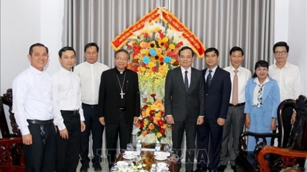 Deputy Prime Minister extends Christmas greetings in Binh Thuan, Dong Nai provinces