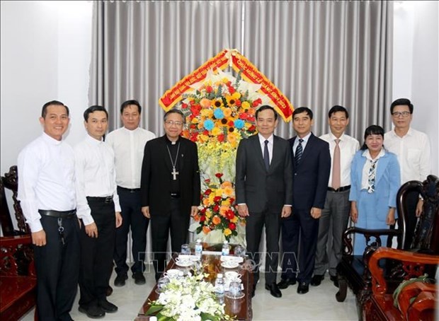 Deputy Prime Minister Tran Luu Quang congratulates the Phan Thiet Diocese. (Photo: VNA